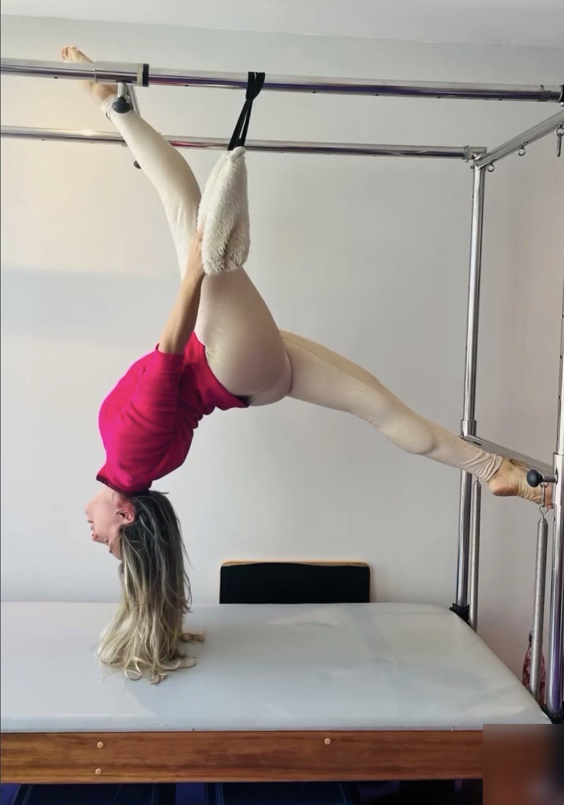 Tatiana em exercício de alongamento no Cadillac do studio